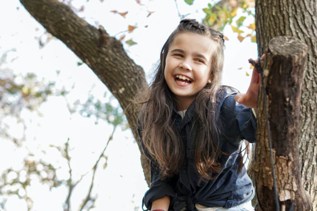 Une enfant dans un arbre