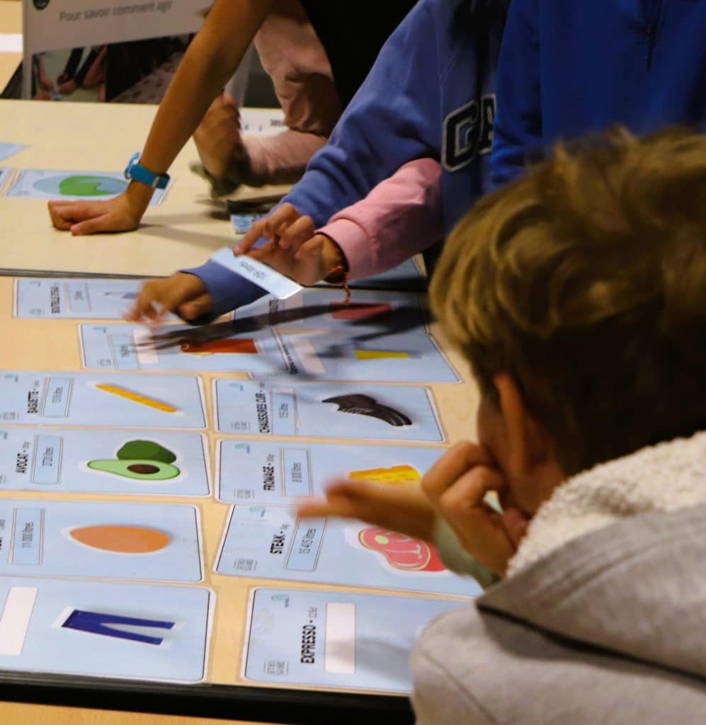 Sur le stand de la fresque de l'eau : un jeu pour comprendre les quantités d'eau nécessaire pour produire les objets du quotidien.