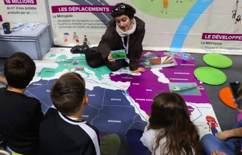 Sur le stand de la Métropole, l'popée d'une bouteille en plastique racontée aux enfants