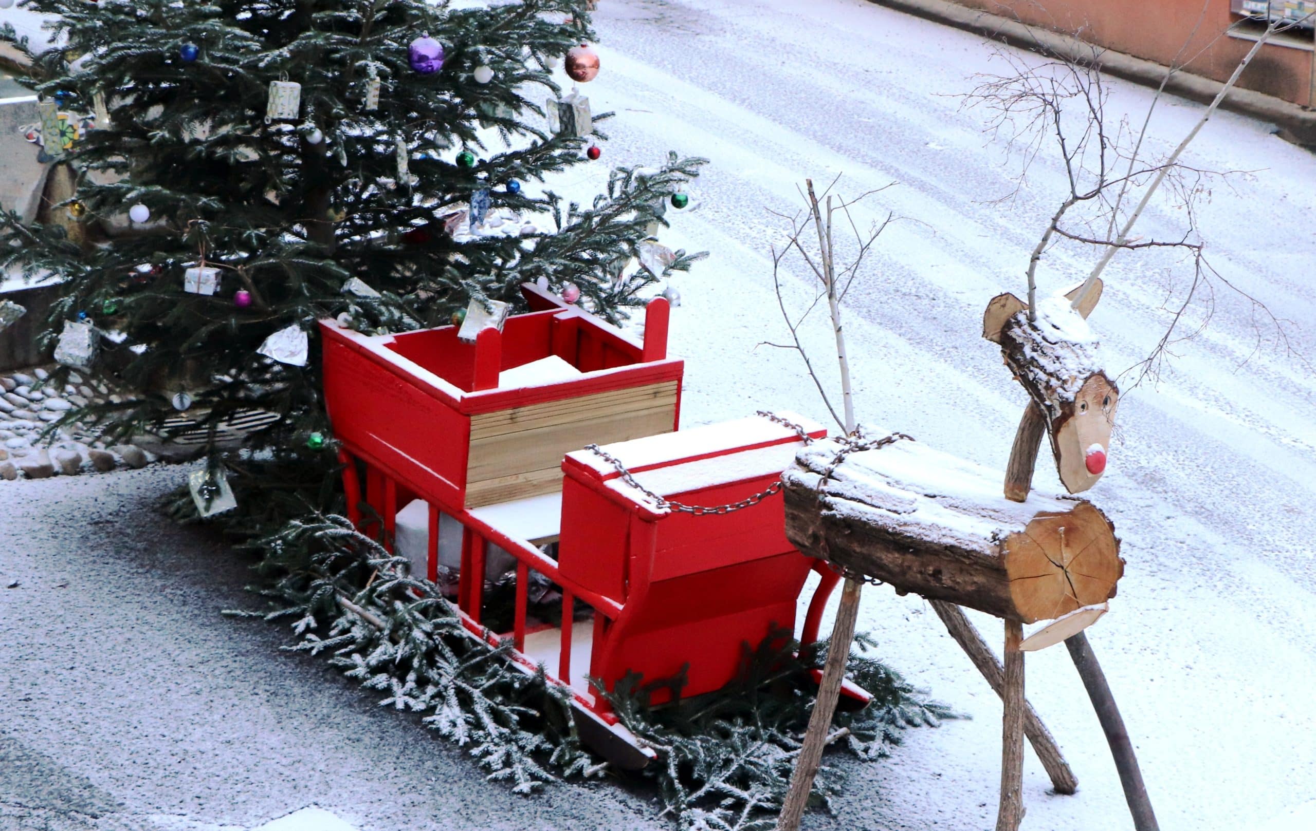 Dans mon village, des décos de Noël réalisées par les élus qui font la joie des enfants !