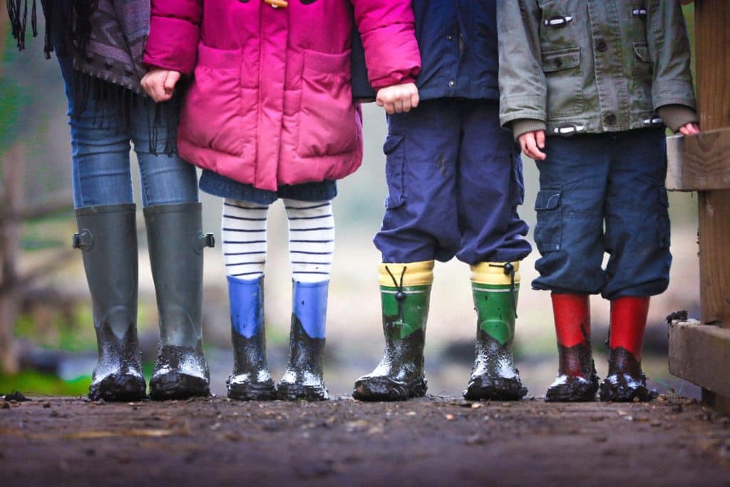 Enfants avec des bottes de caoutchoucpédagogie... - Photo Ben Wicks / Unsplash