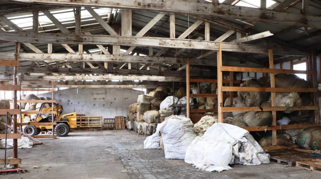 Le hangar de stockage des laines