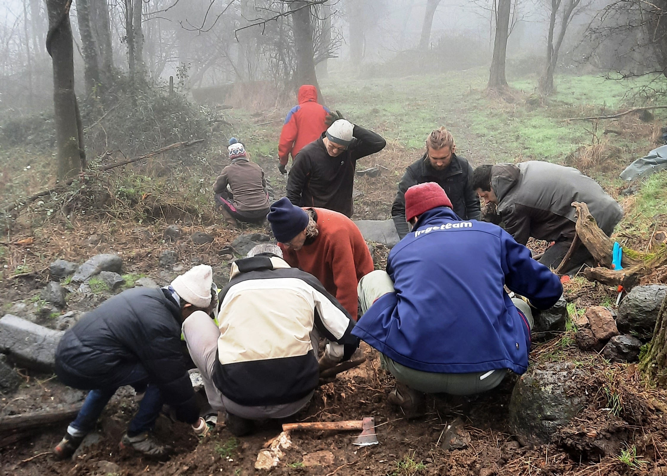 Le chantier participatif autour d'une des sources du puy Saint-Romain