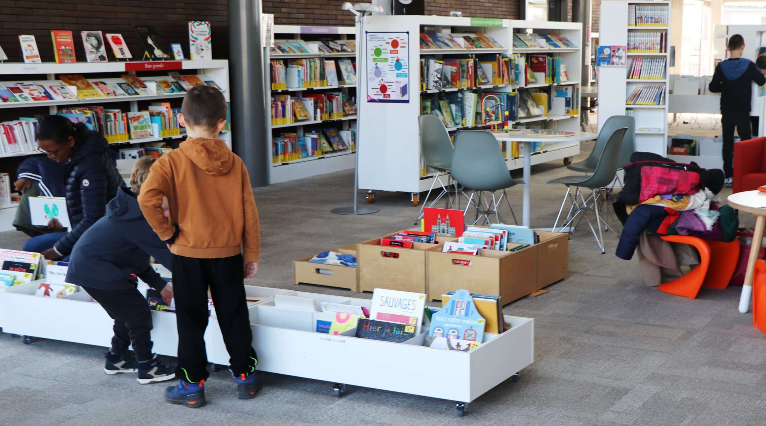 Vue des rayons enfants et adultes de la médiathèque