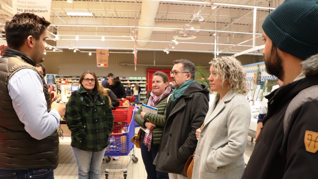 La visite d'un supermarché par le groupe de Thiers