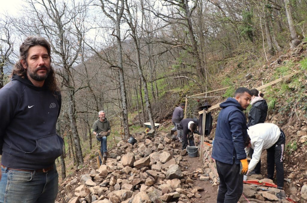 Laurent macheffé et les stagiaires qu'il initie à la construction en pierre sèche