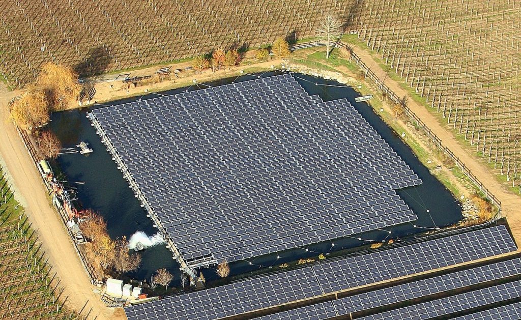 Photovoltaïque flottant sur une bassine