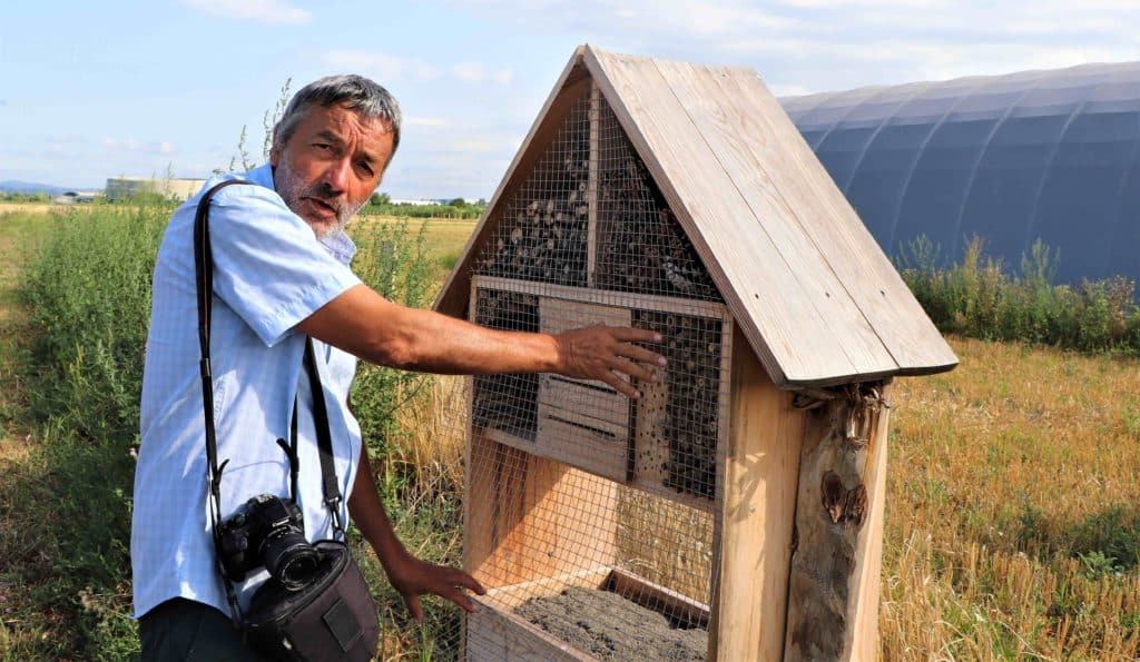 Jean-Jacques expliquant le rôle de l'hôtel à insectes pour la biodiversité