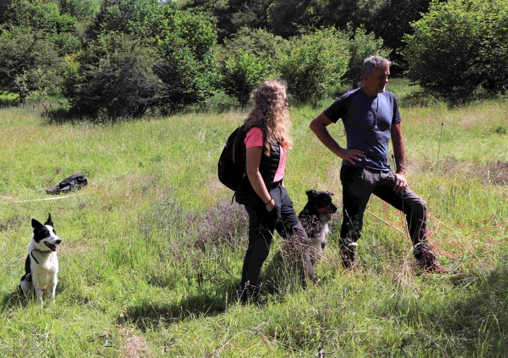 Noélie, Rémi, et les chiens Ricky et Néo.