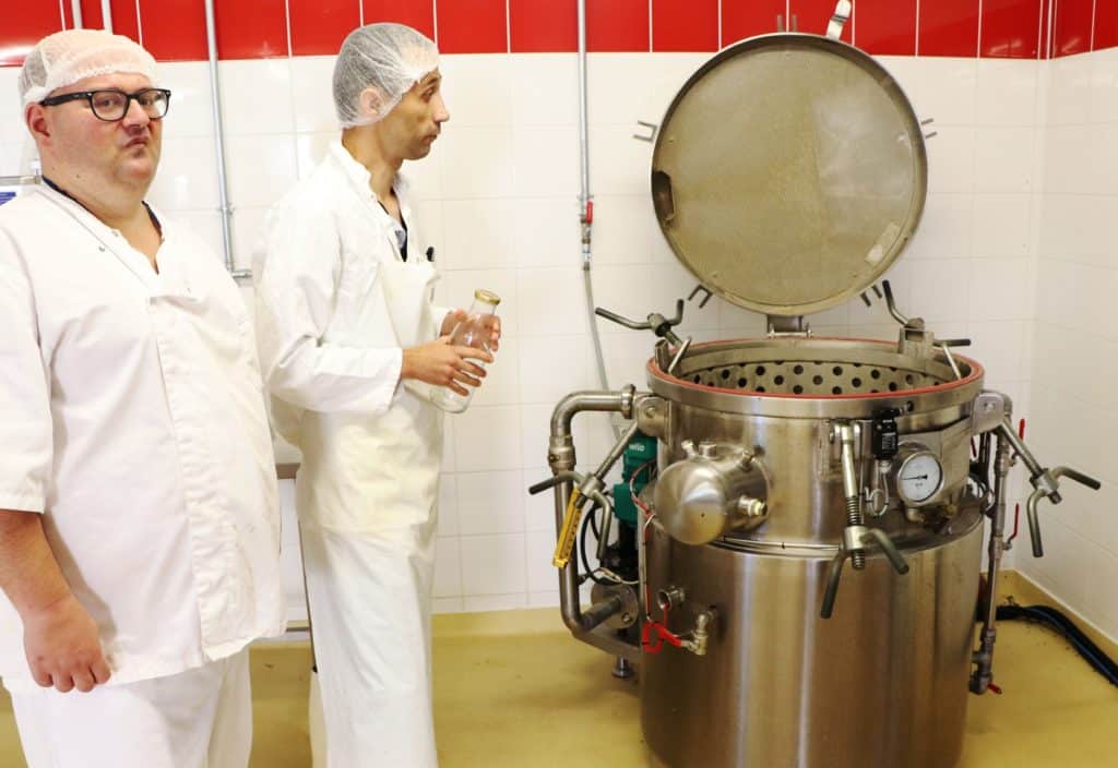 Mickaël et Jérôme devant l'autoclave