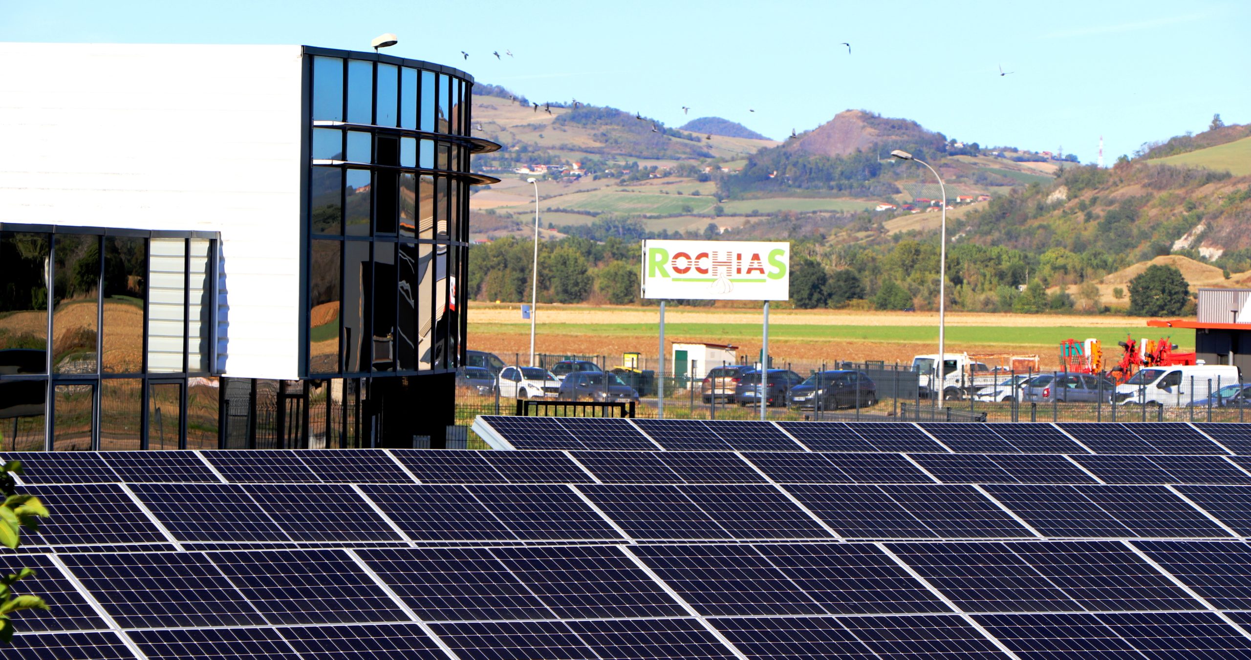 Le bâtiment de Rochias avec ses panneaux photovoltaïques