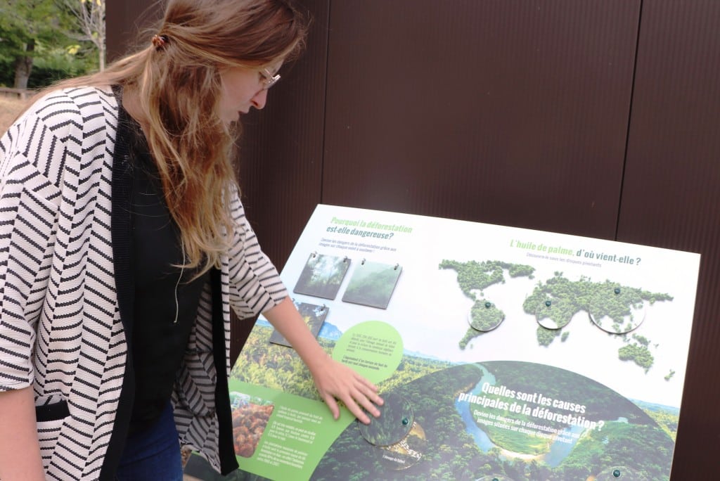 Marie Dumoulin devant un panneau sur la déforestation