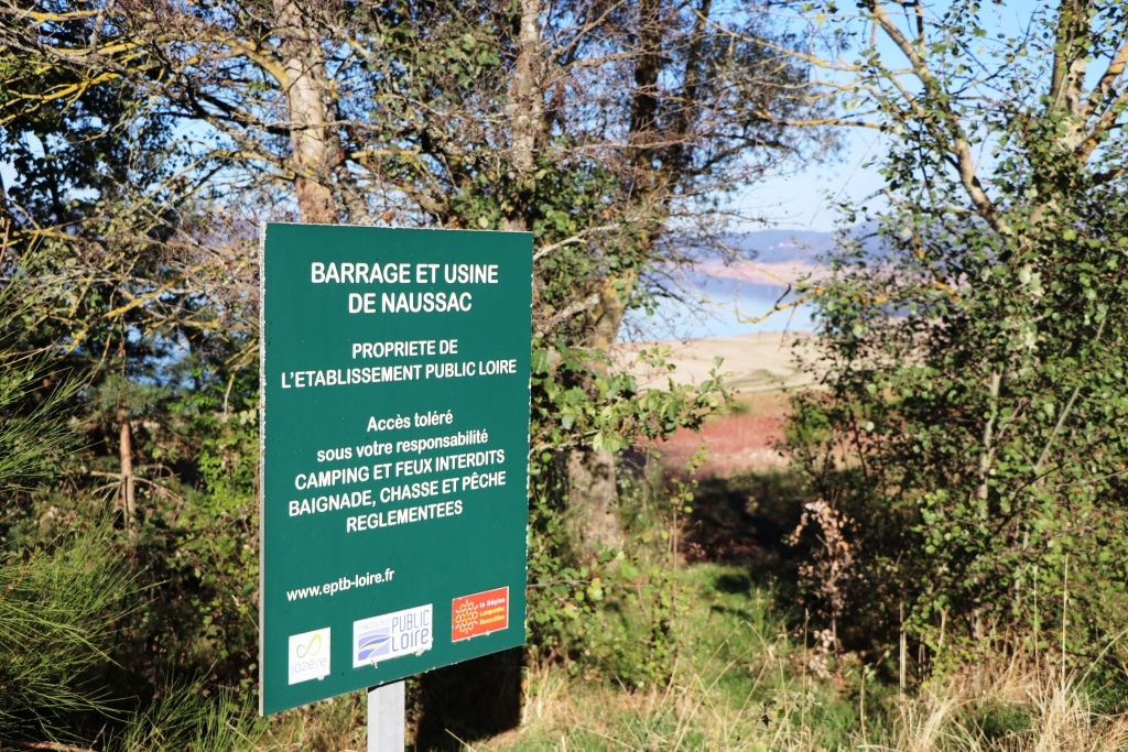 Panneau proche du lac