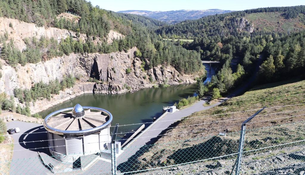 Vu aval depuis le barrage de Naussac