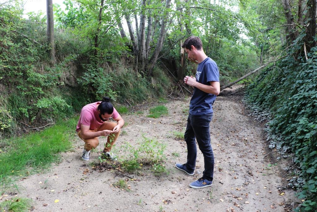 Les deux techniciens rivière dans le lit à sec du Litroux