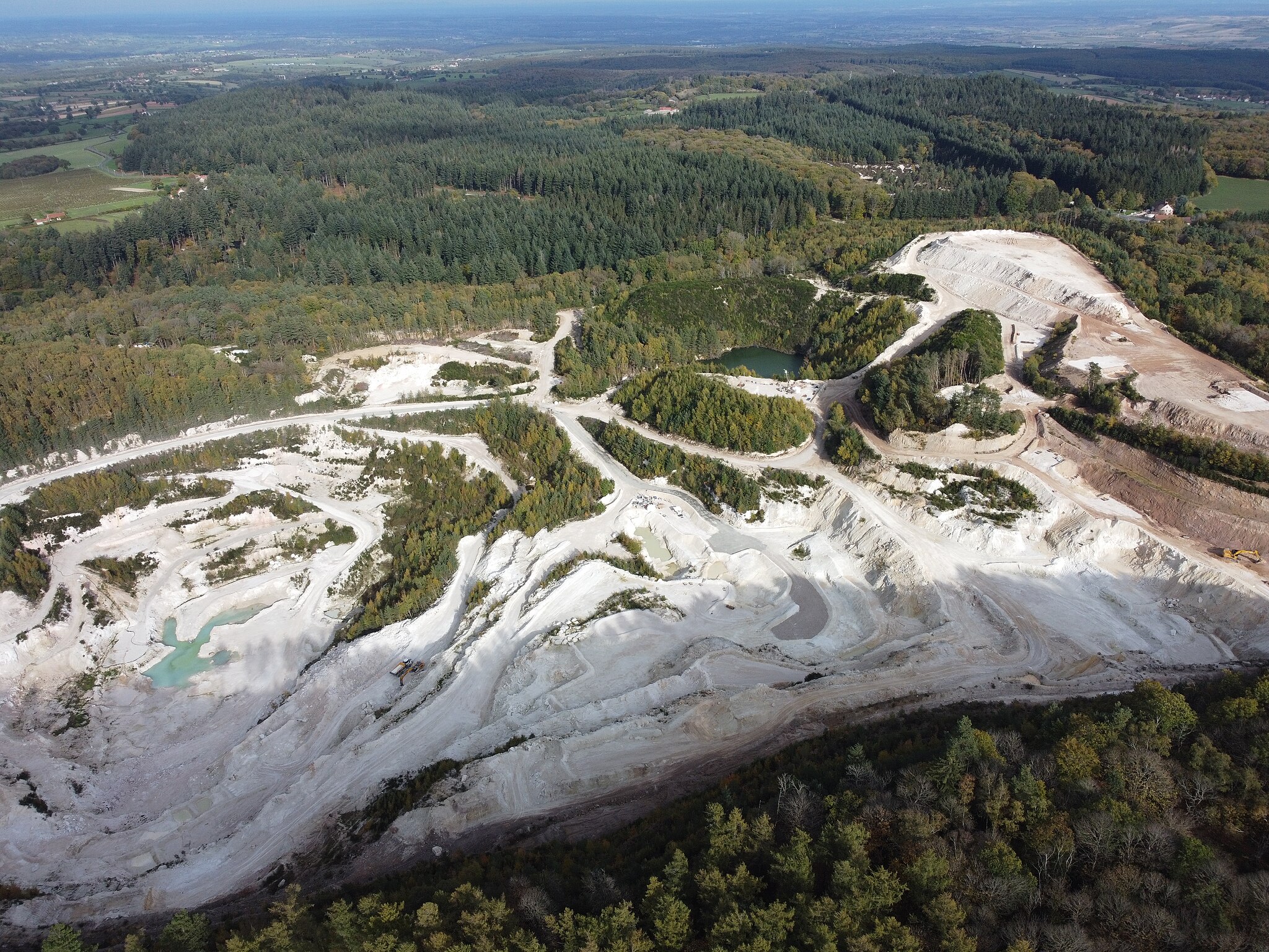 La carrière de kaolin d'Echassières vu du ciel