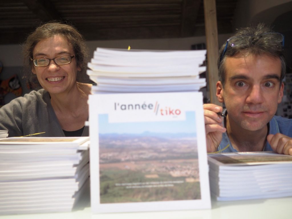 Marie-Pierre et Damien avec une pile de recueils "L'année Tiko"