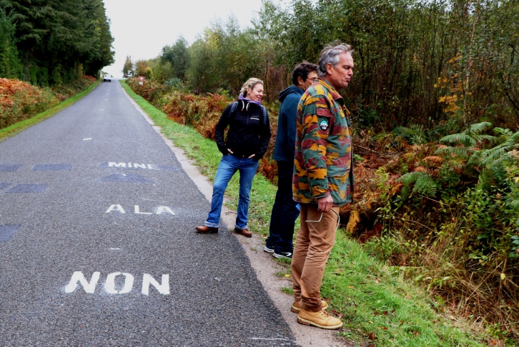 Marquage "Non à la mine" sur une route en bordure de forêt des Colettes