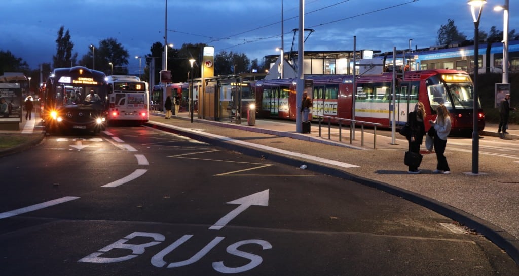 Le hub bus-tram-train à La Pardieu, le soir