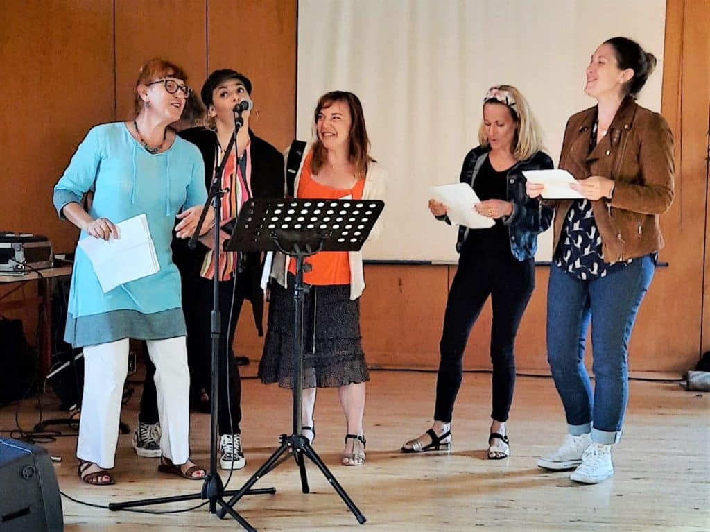 Le choeur des conseillères municipales pour la fête de la musique - dont Cécile Gilbertas 