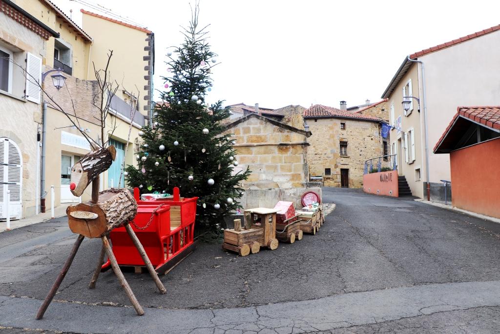 Renne, chariot et sapin de Noël sur la Grand'Place du village