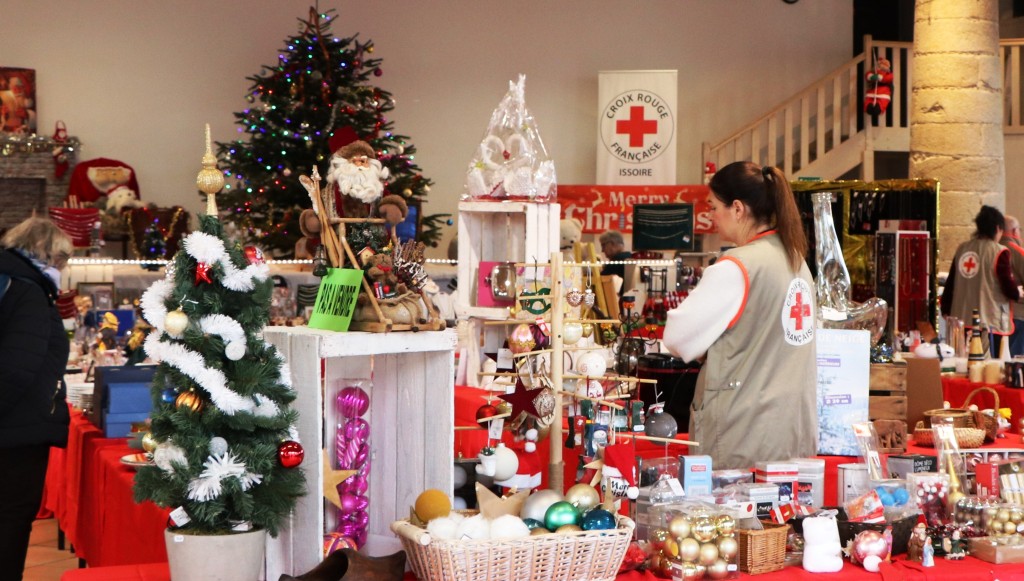 Le marché de Noël de la Croix Rouge, sous la halle aux grains à Issoire