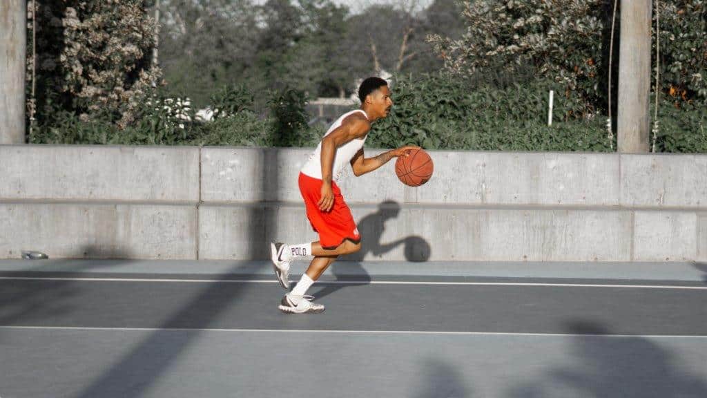 Un basketteur pour illustrer l'effet rebond