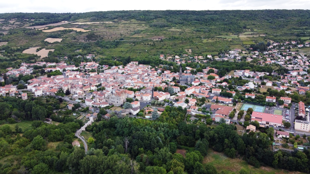 Vue aérienne de Saint-Amant-Tallende et de la Montagne de la Serre