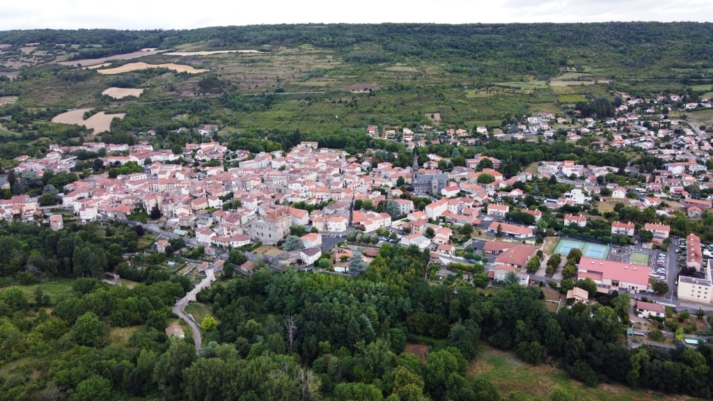 Vue aérienne de Saint-Amant-Tallende et de la Montagne de la Serre