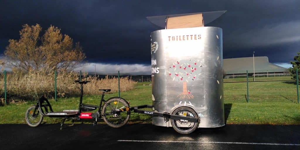 La remorque toilettes sèches attelée au vélo