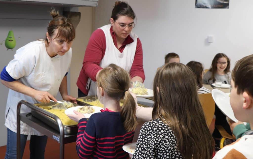 A la cantine, Virginie et Marion pendant le service du hachis Parmentier aux enfants