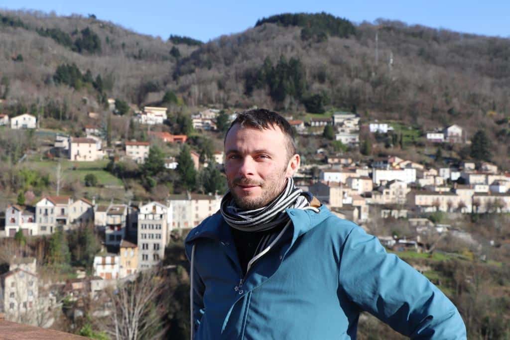 Paul Bucau devant le paysage des faubourg de Thiers