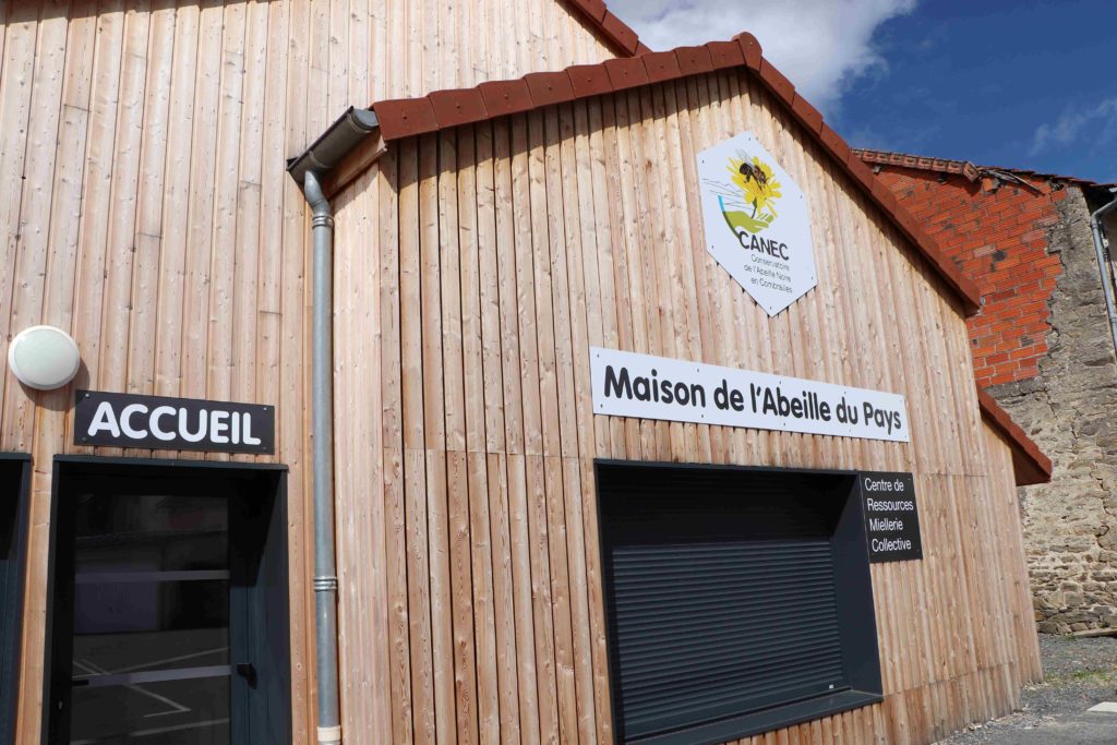 Façade en bois de la Maison de l'abeille noire