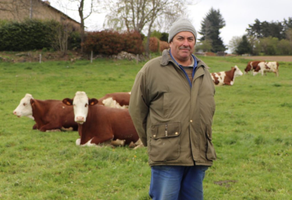 Dominique Viallard devant quelques-unes de ses vaches