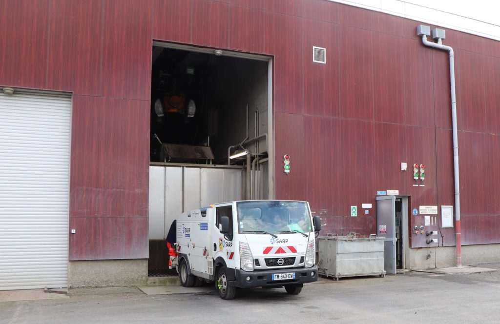 Camion d'assainissement à l'entrée du bâtiment