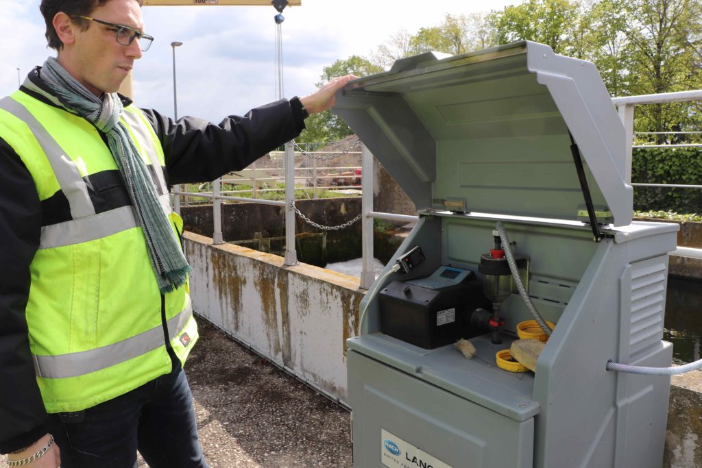 Equipement de contrôle de la qualité de l'eau à la sortie de la station d'épuration