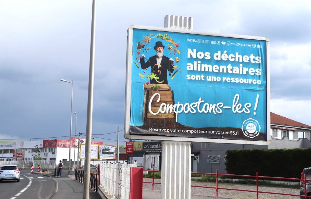 Une affiche 4 par 3 de la campagne "Nos déchets sont des ressources"