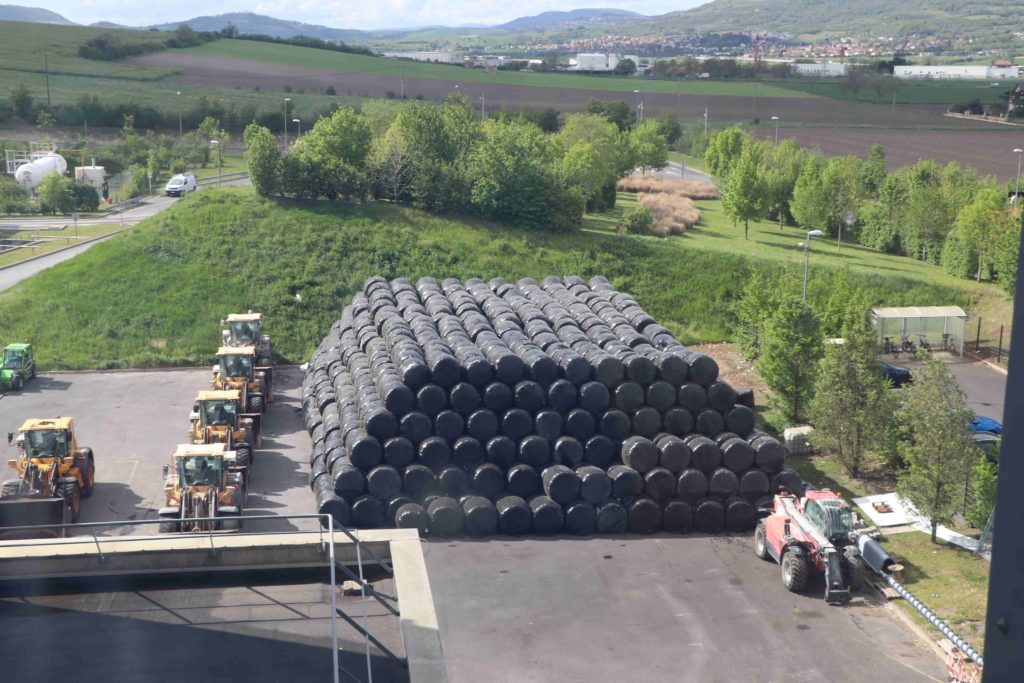 Balles de déchets stockées sur le site