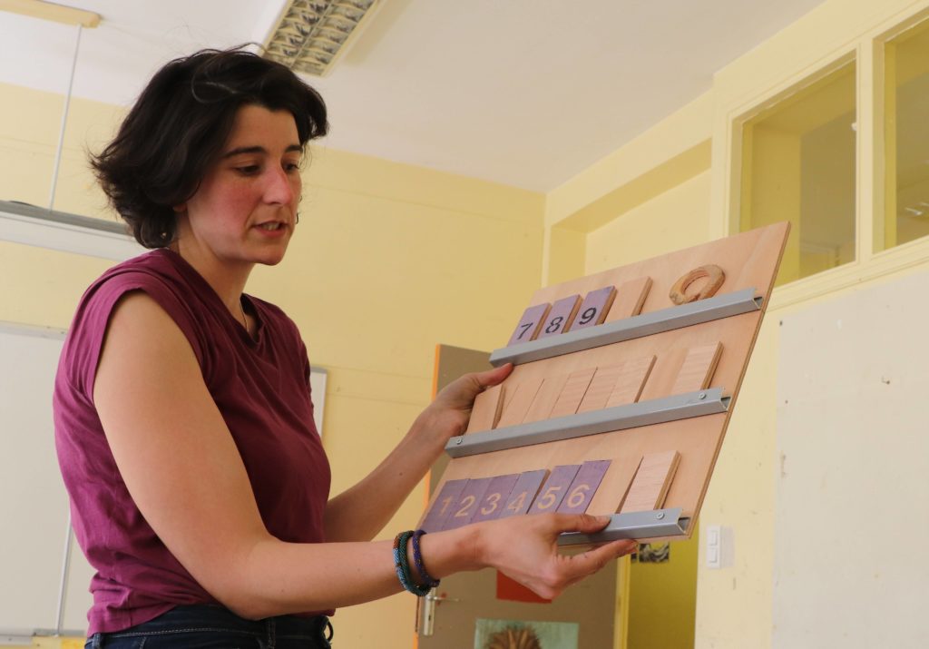 Hélène Bucher présentant le projet de signalétique de l'école