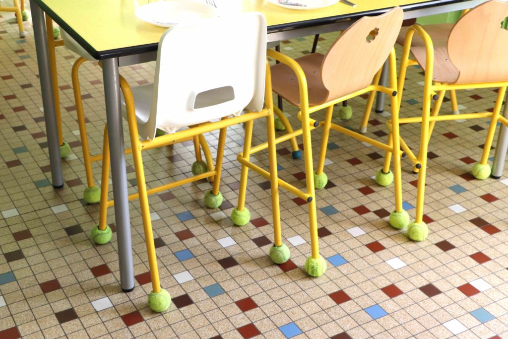 Chaises de cantine équipées de balles de tennis