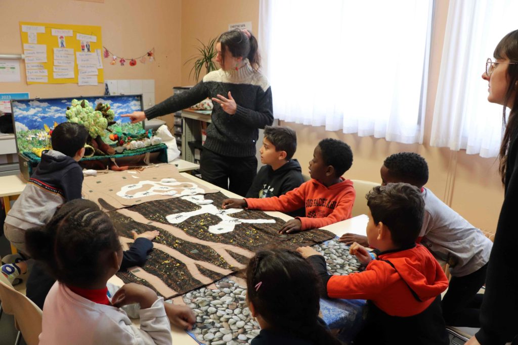 Pauline Bénéteau avec les enfants devant le jardin extraordinaire