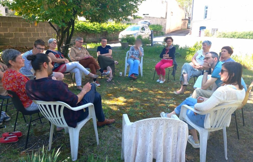 Le groupe en cercle dans un jardin pour des prises de décision au consentement