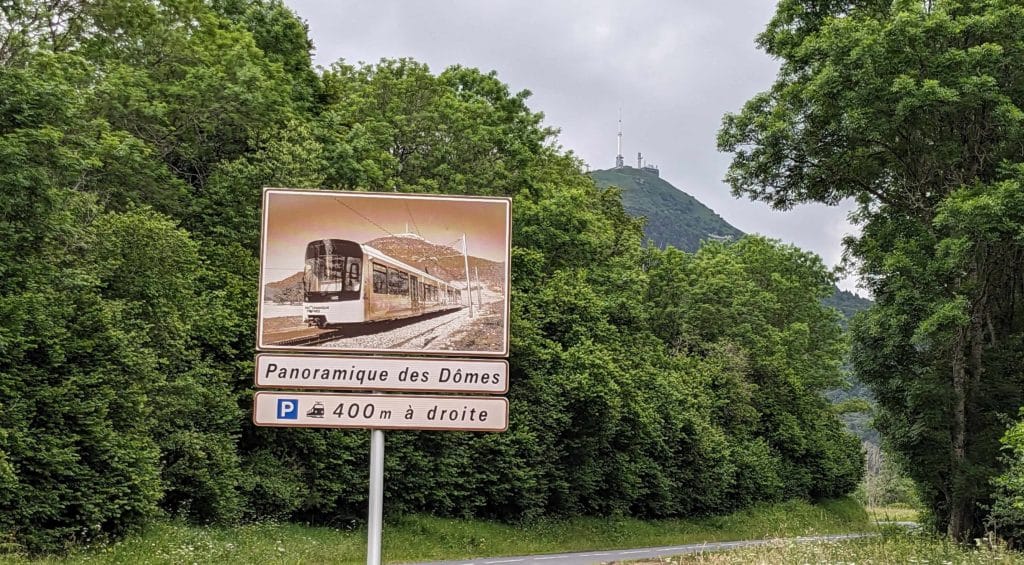 Panneau annonçant le panoramique des Dômes, avec le puy de Dôme en arrière plan