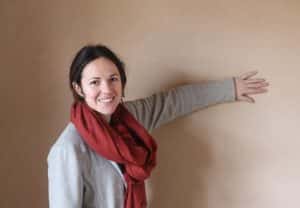 Lucile Wenger devant un mur en enduit terre