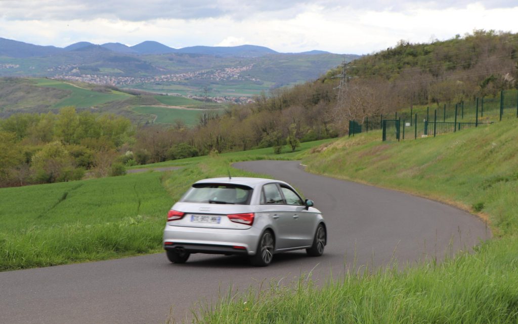 Voiture sur une route de campagne