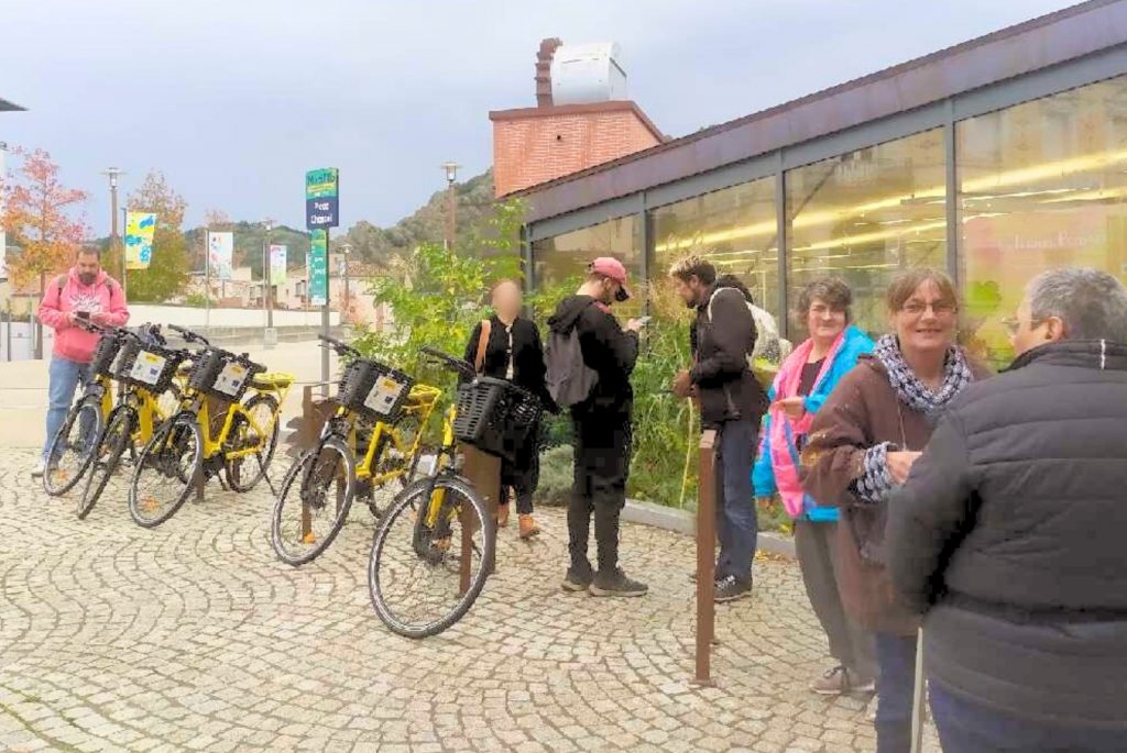 Groupe de personnes en formation vélos et transports