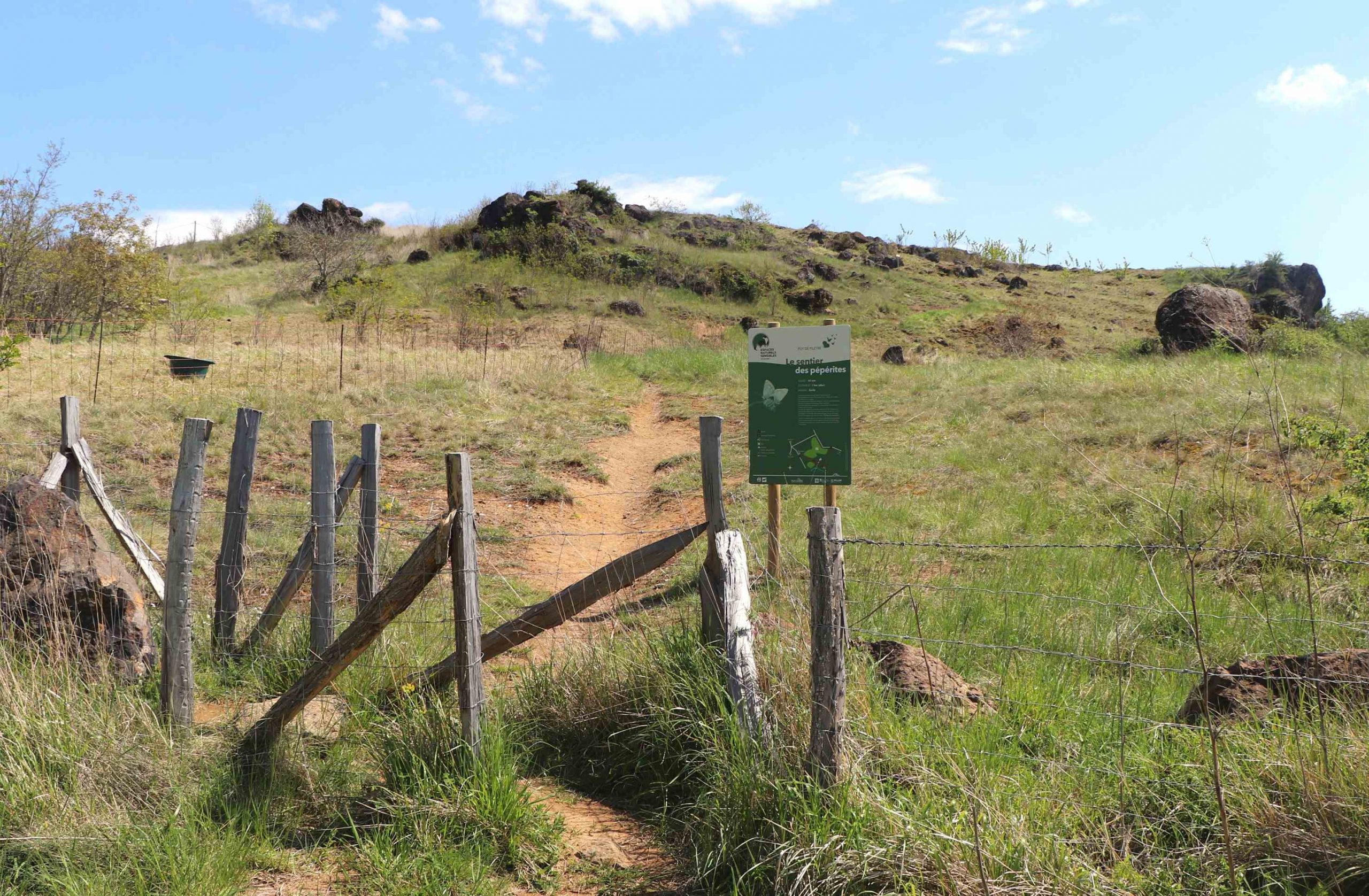 Le puy de Pileyre, vu de l'entrée du site côté Vertaizon