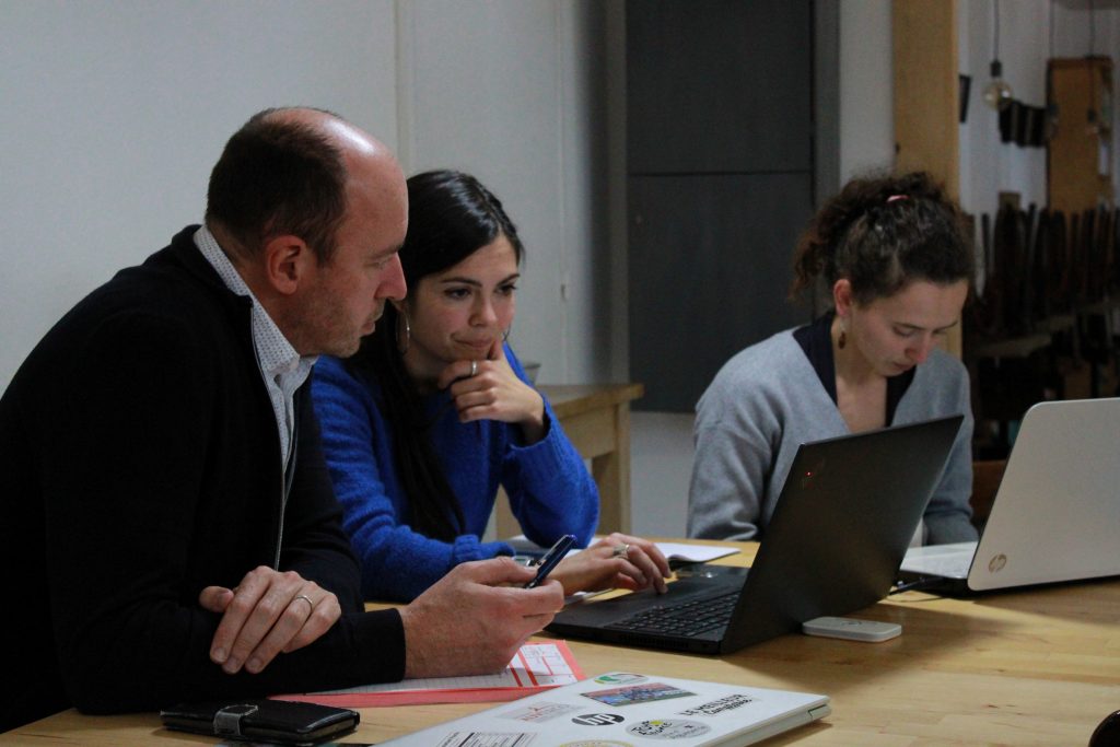 Incubés et accompagnant autour d'un ordinateur
