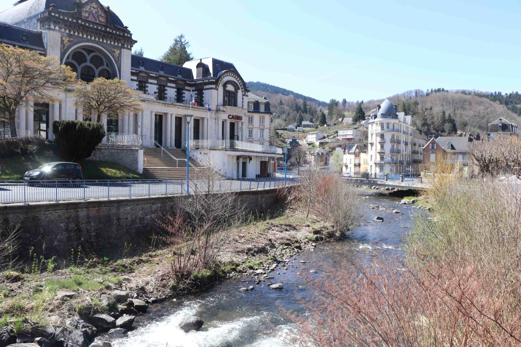 La Dordogne dans sa traversée de La Bourboule, devant le casino