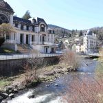 La Dordogne dans sa traversée de La Bourboule, devant le casino